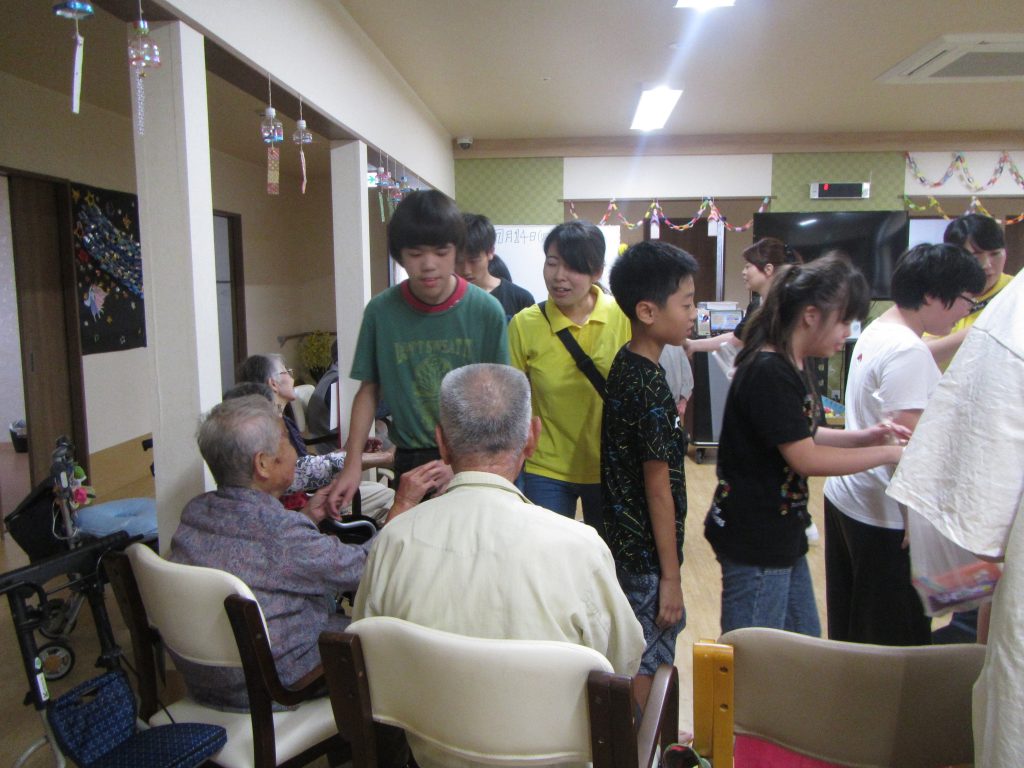 高齢者施設訪問　おじいさん、おばあさん　喜んでくれました。