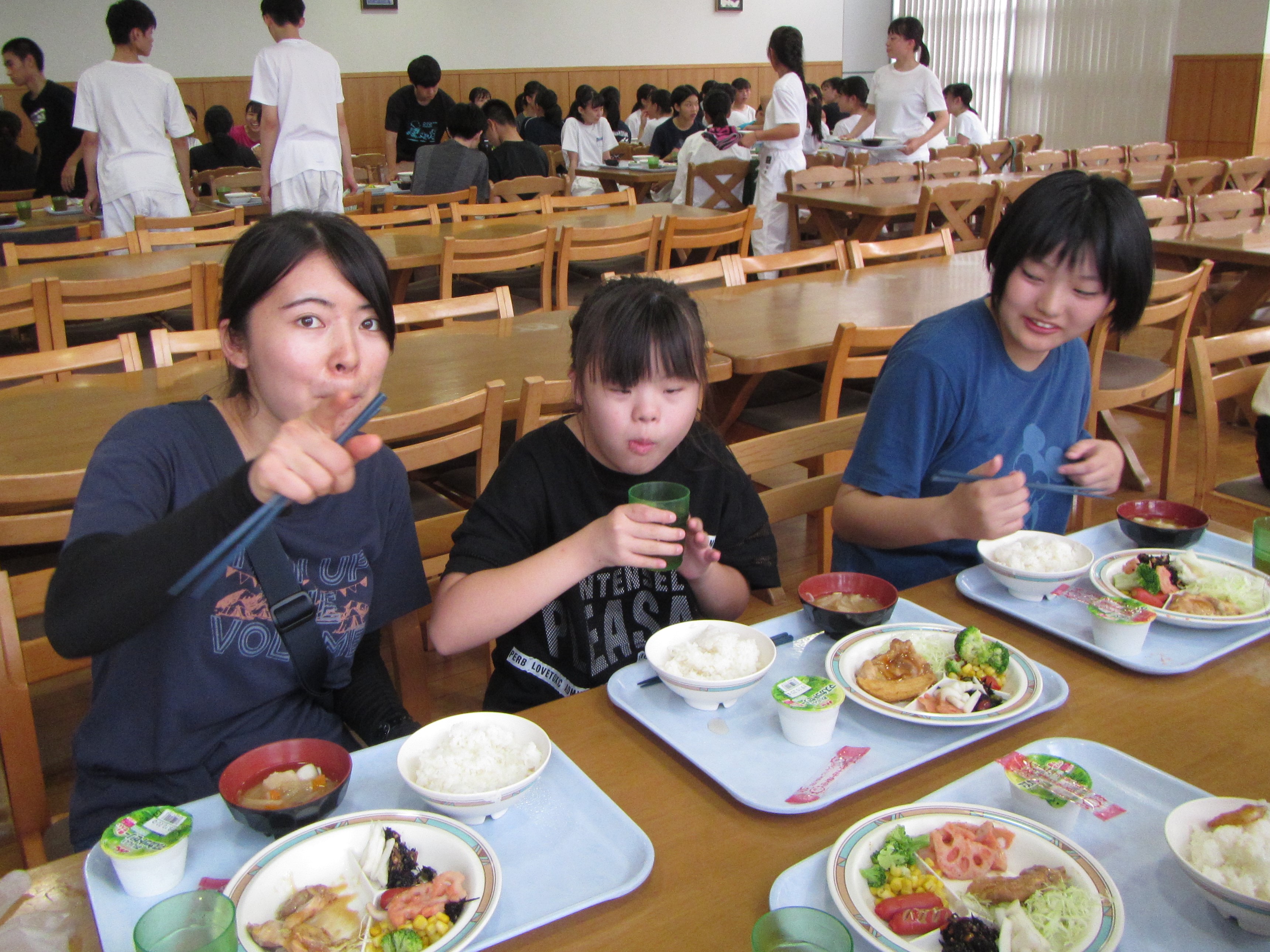 夏合宿　夕食　お腹が空いた、たくさん食べよう。