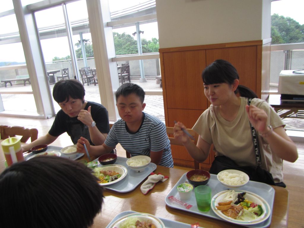 夏合宿　夕食　お腹が空いた、たくさん食べよう。
