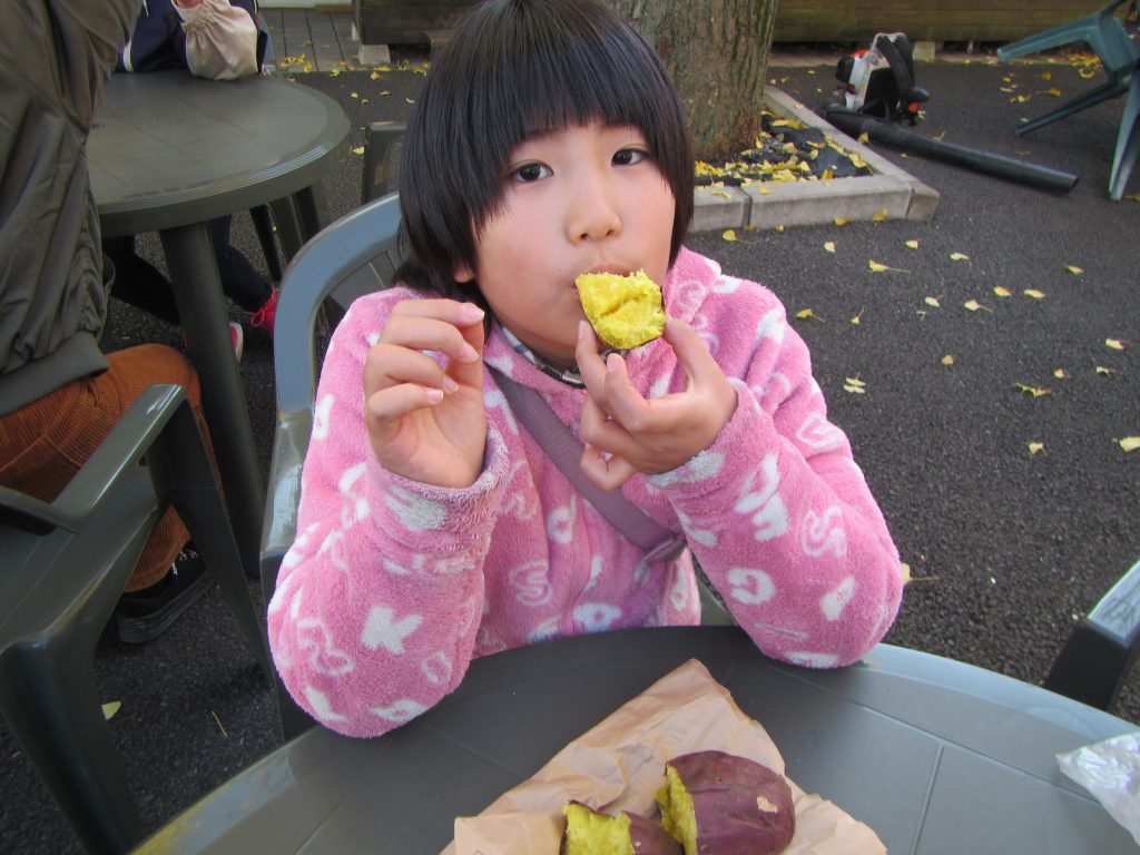 冬の華蔵寺公園　やっぱり、おやつは焼き芋でしょう。　