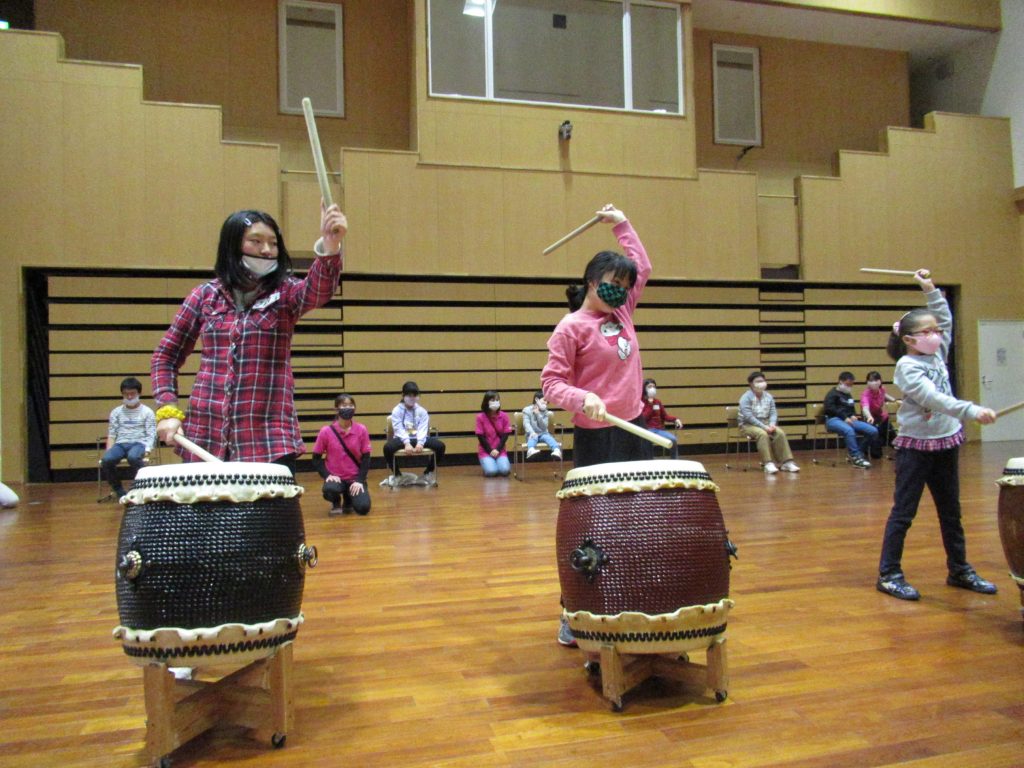 どんどんクラブ　力強く、思いっきり叩こう！！