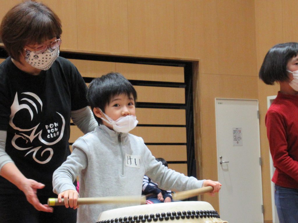 どんどんクラブ　初めての太鼓、がんばります。