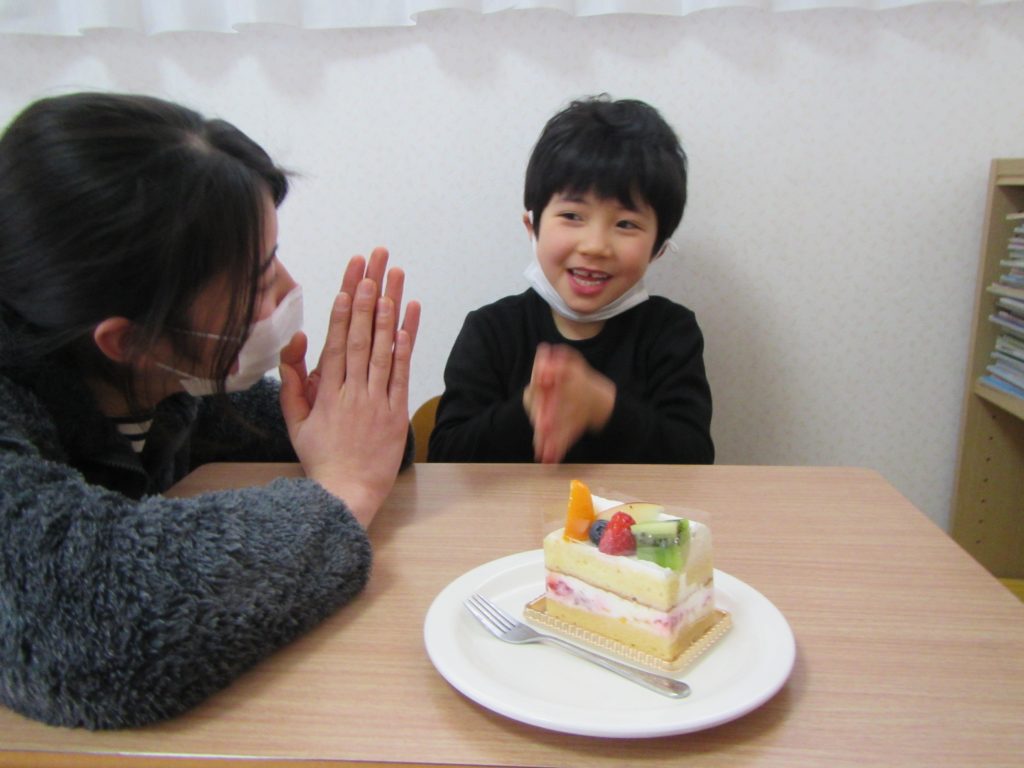 ハッピーバースデイ　”お誕生日おめでとう、みんなで食べよう。”　