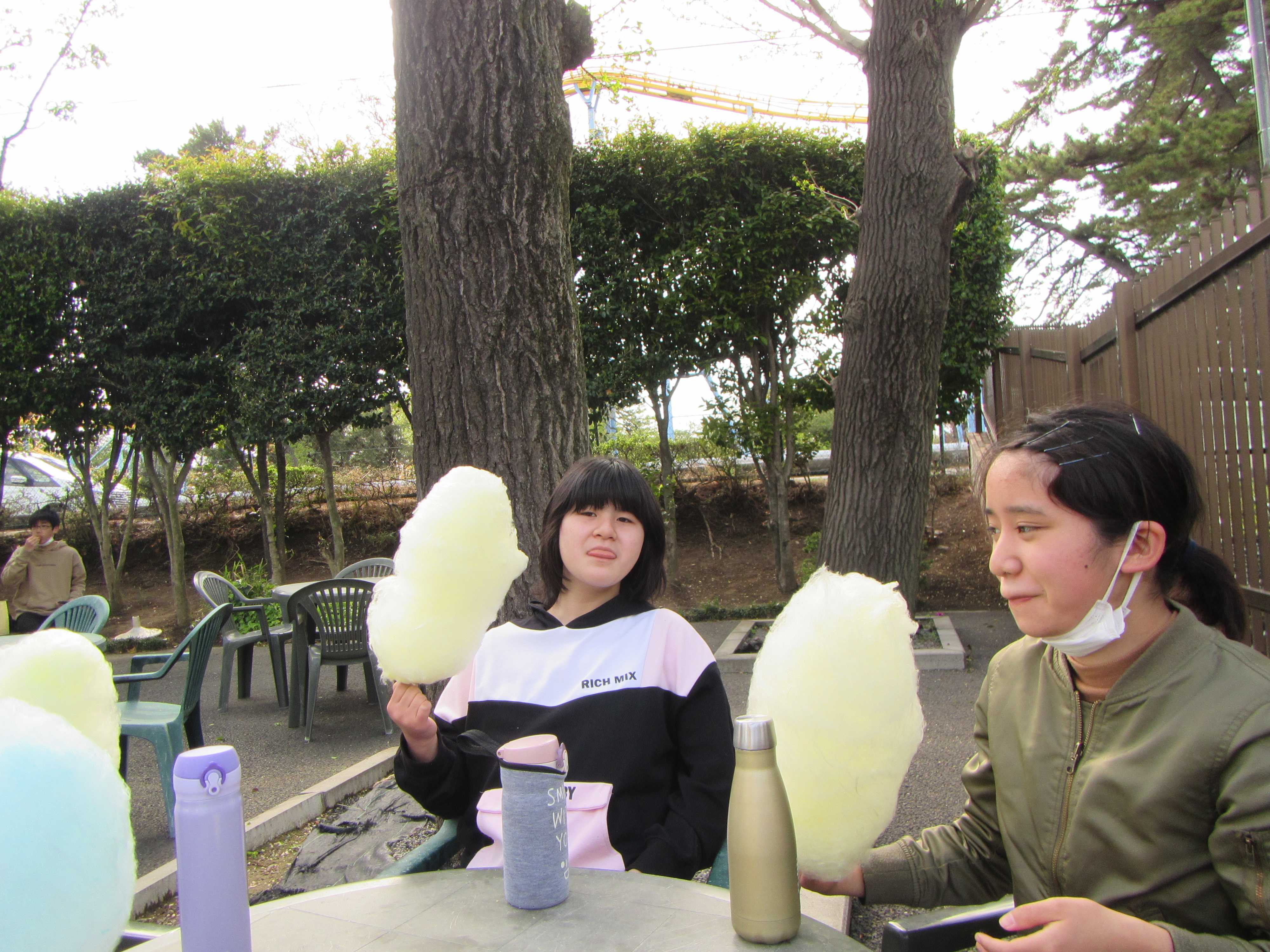 華蔵寺公園　休憩、おやつは綿菓子。　