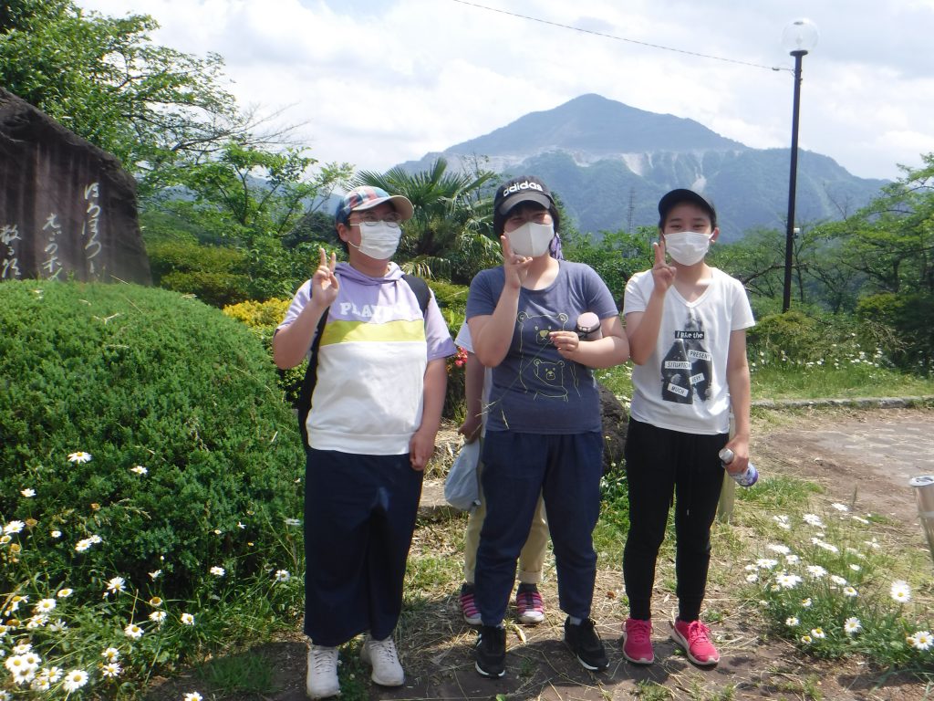 秩父さんぽ　後ろに武甲山、秩父のシンボルです。