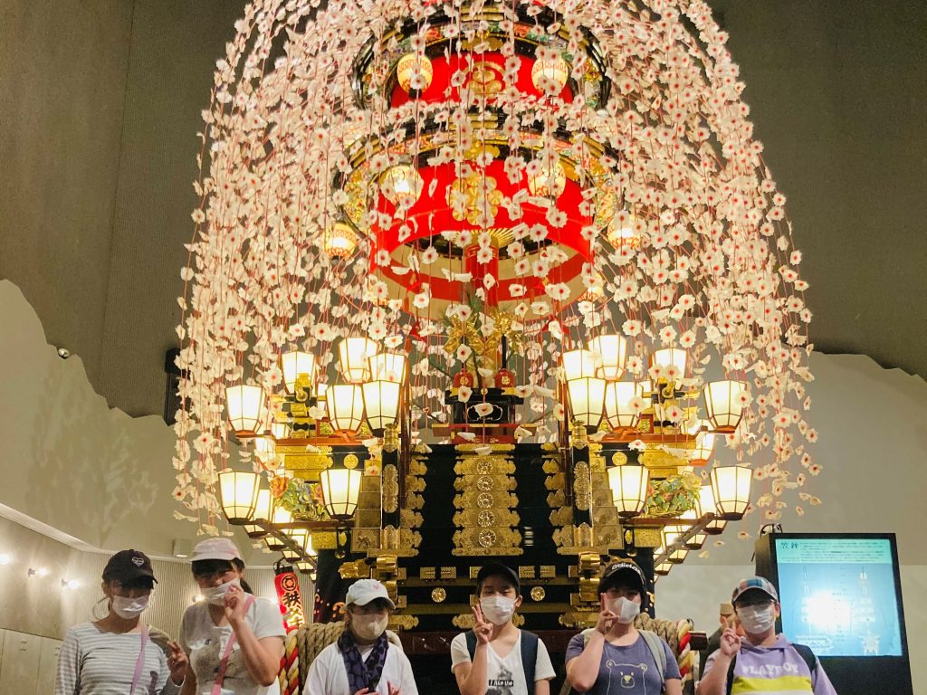 秩父さんぽ　まつり会館、山車は大きくて華やかでした。