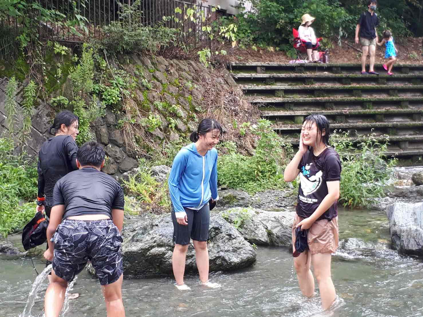 夏の思い出　川遊び　冷たい水は暑さを忘れます。