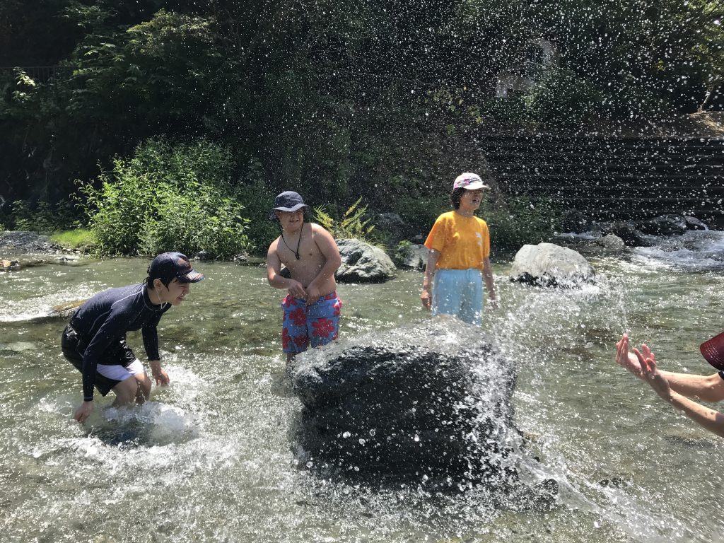 夏の思い出　川遊び　水のかけあいに夢中です。