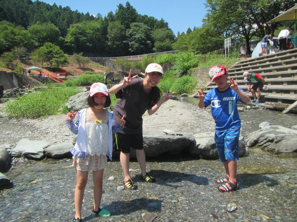 夏の思い出　川遊び　今年も川に来ました。初めての友だちは、少しドキドキ。