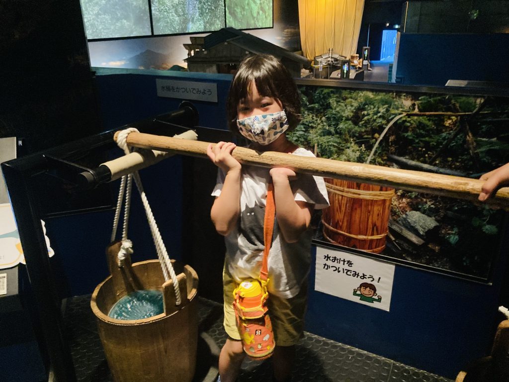 夏の思い出　川の博物館　水を運ぶの大変。　