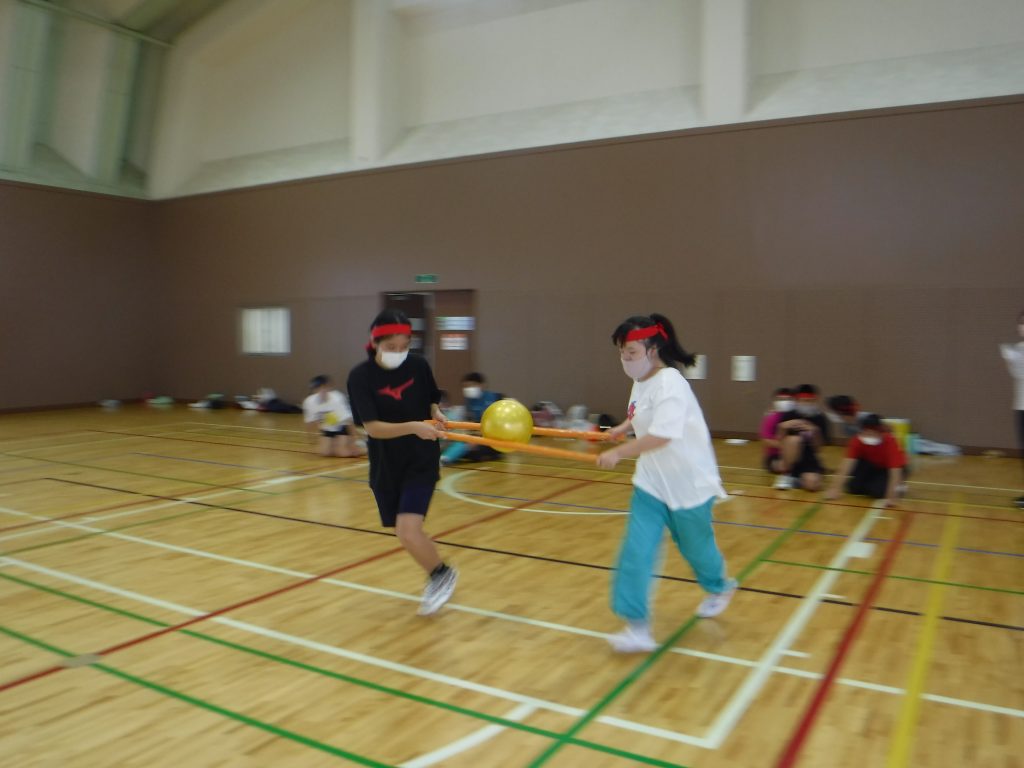 秋の運動会　ボール運びリレー　２人で上手く運ぼう