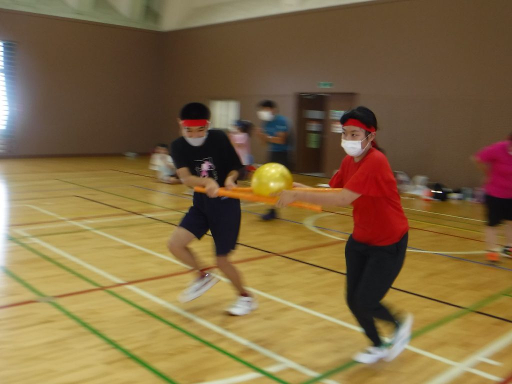 秋の運動会　ボール運びリレー　息がぴったり!!　