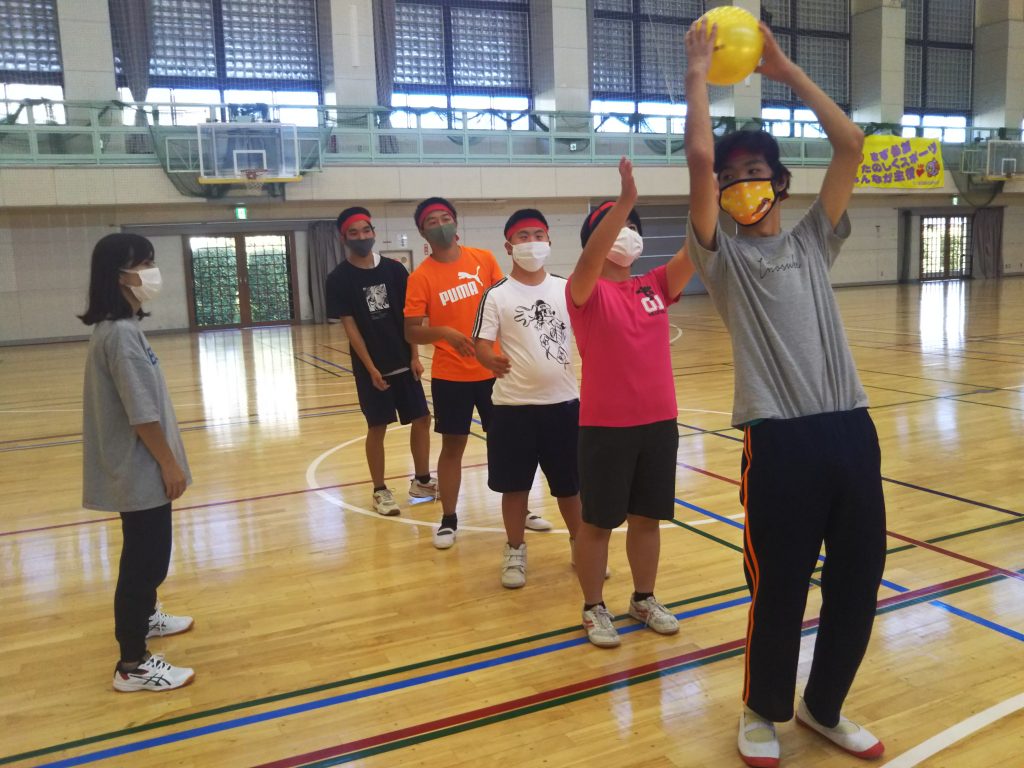 秋の運動会　ボールリレー　身長差でタイムロス　