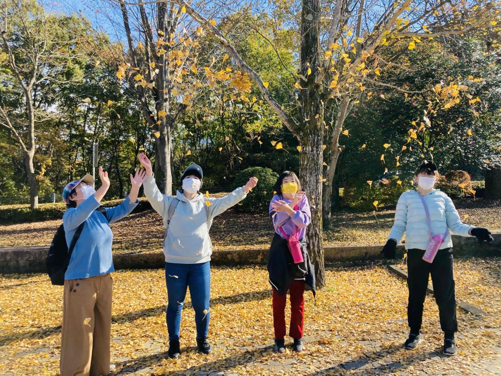 秩父ミューズパーク　紅葉がとても綺麗、落葉で花吹雪。