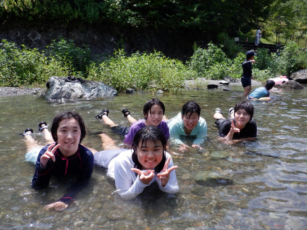 夏の思い出　川遊び　川の水は冷たくて気持ちいい！！
