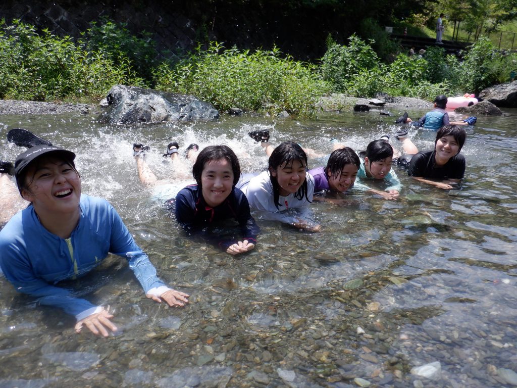 夏の思い出　川遊び　バタ足の練習