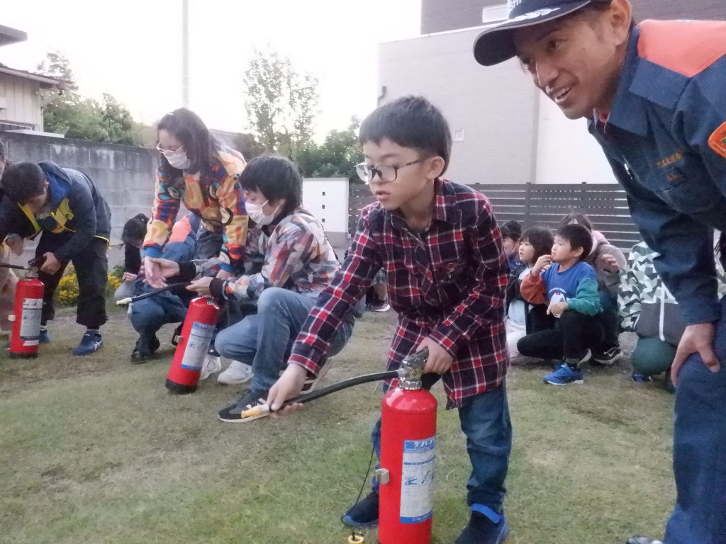 火災避難訓練　消防士さんの指導のもと、消火器の練習です。