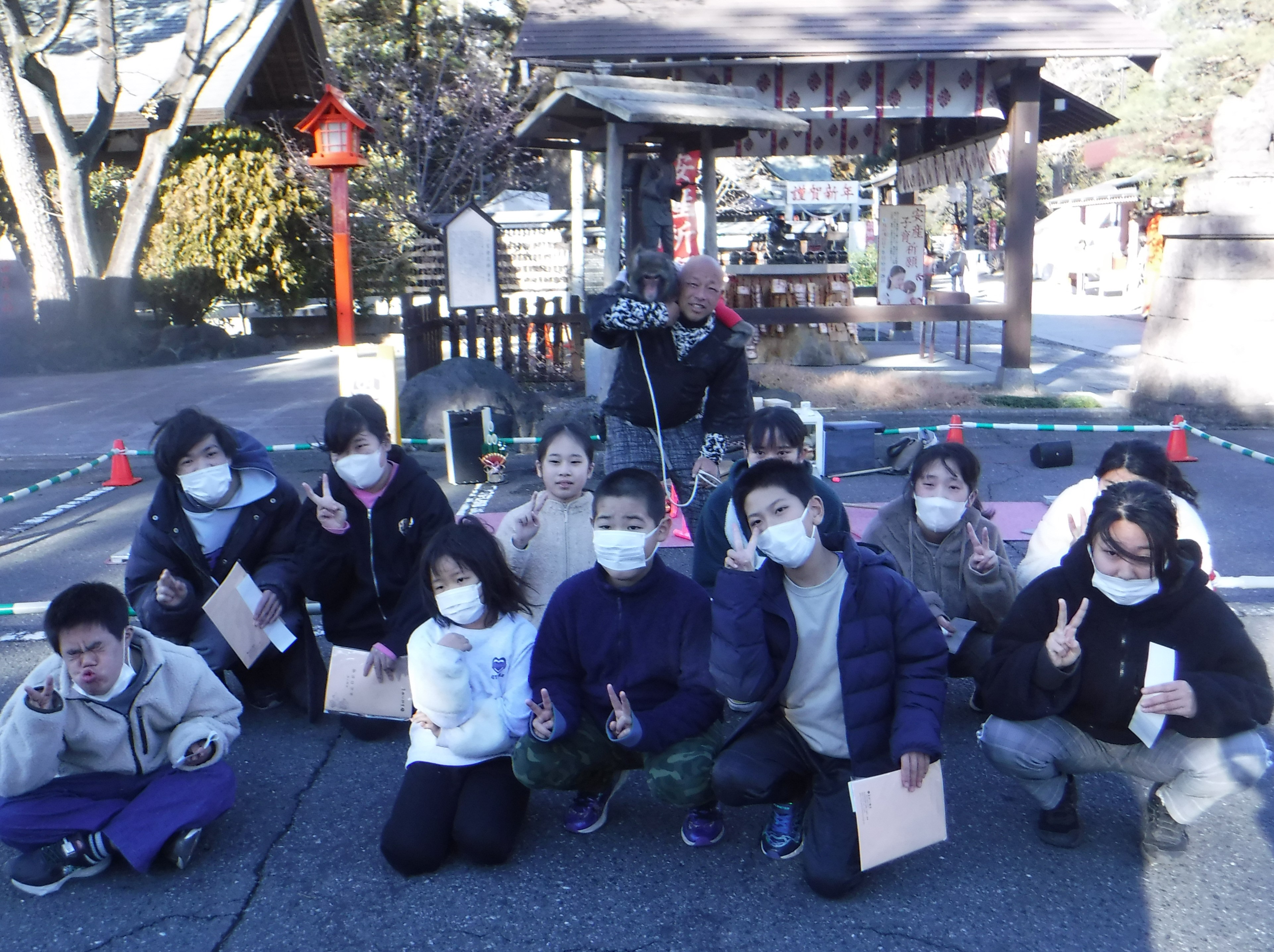 初詣　お祈り、おみくじ、お猿さんの芸も見られて、よい年になりそうです。