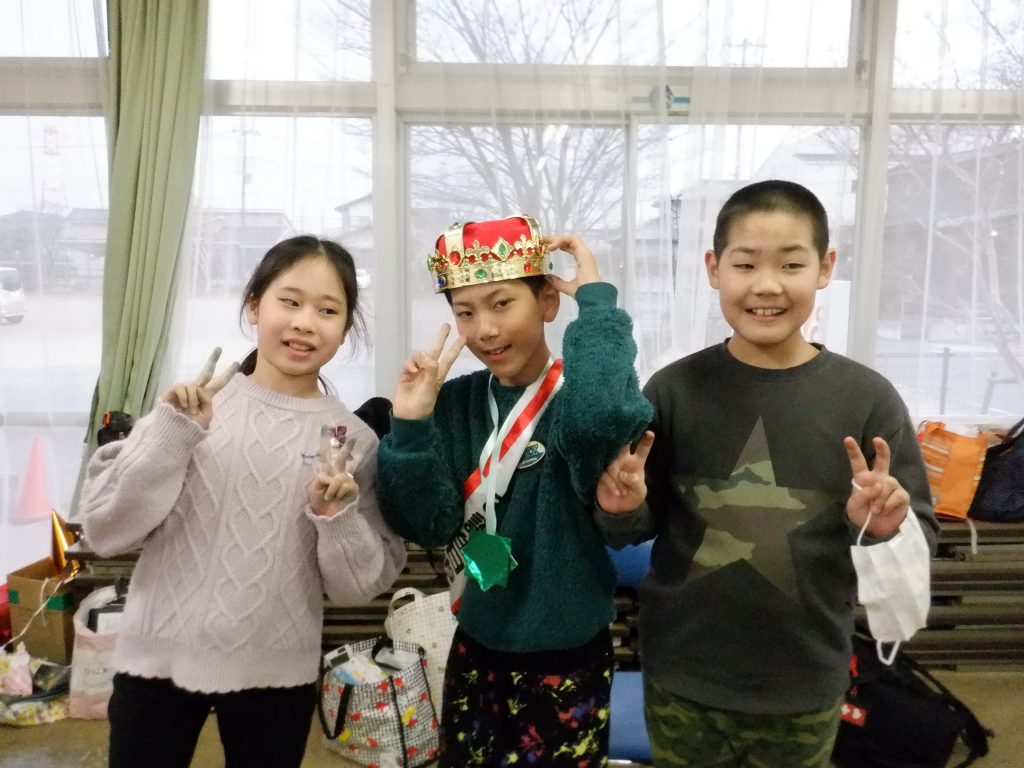 お誕生日おめでとう　お誕生日はケーキを食べて、みんなでお祝いです。