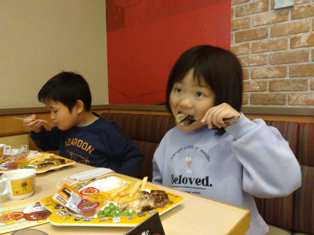 マナー学習　フォークとナイフを使って食事をしよう。