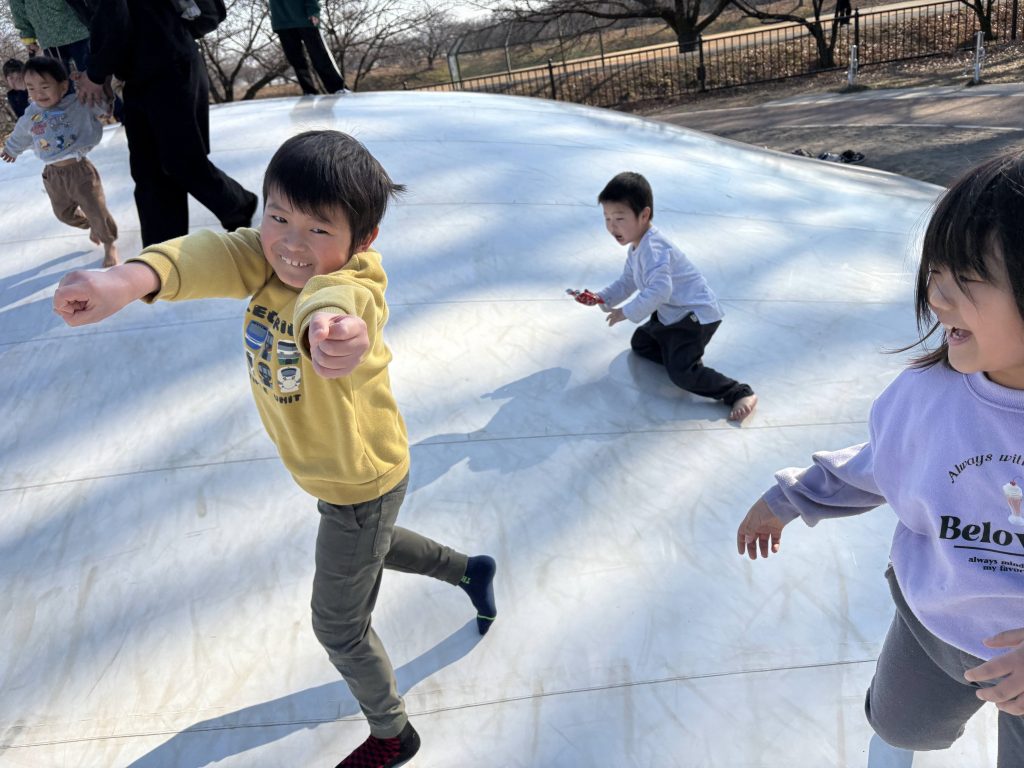 公園で遊ぼう　今日は青天、勉強の前に公園で遊びました。