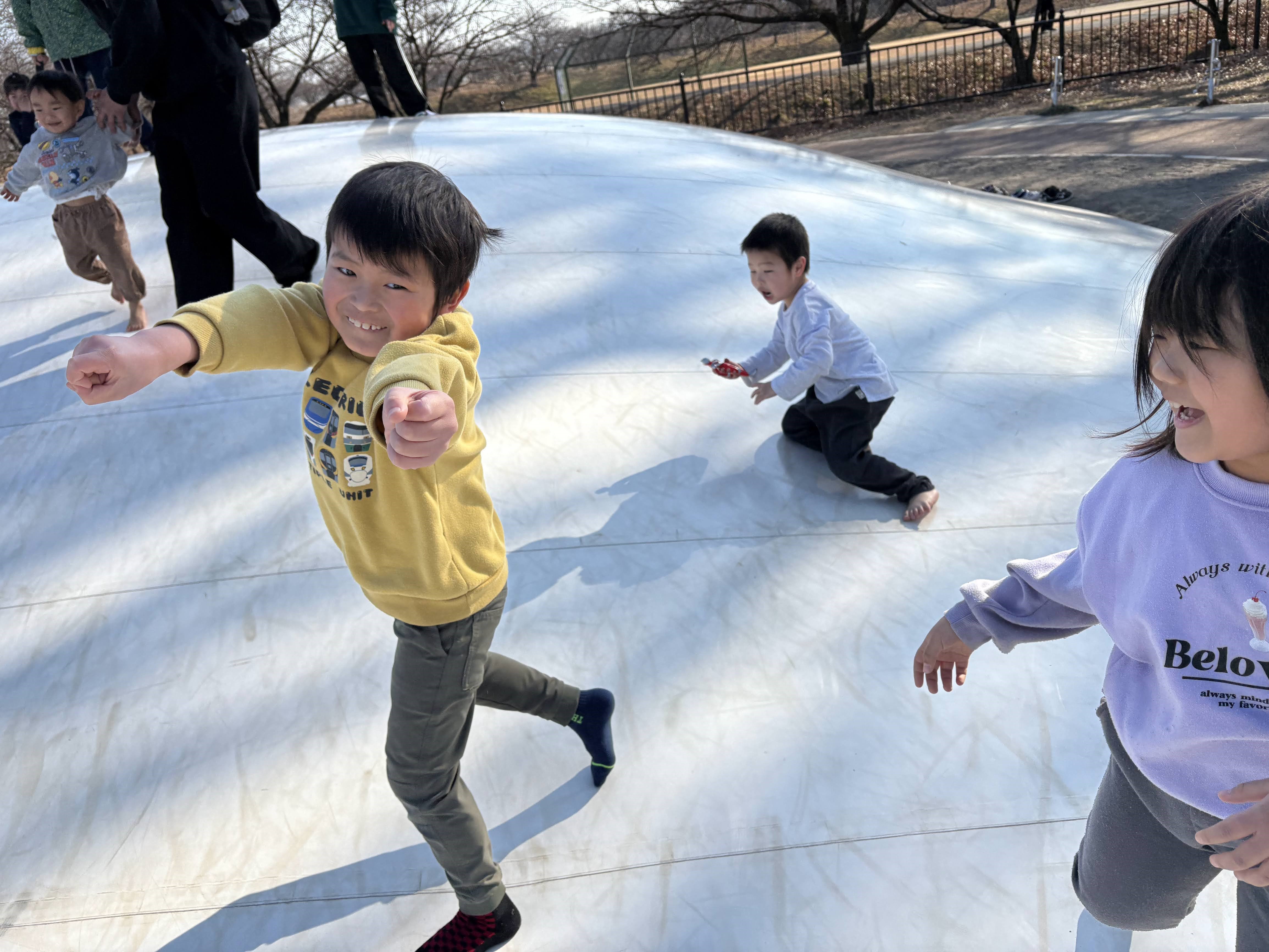 公園で遊ぼう　今日は青天、勉強の前に公園で遊びました。