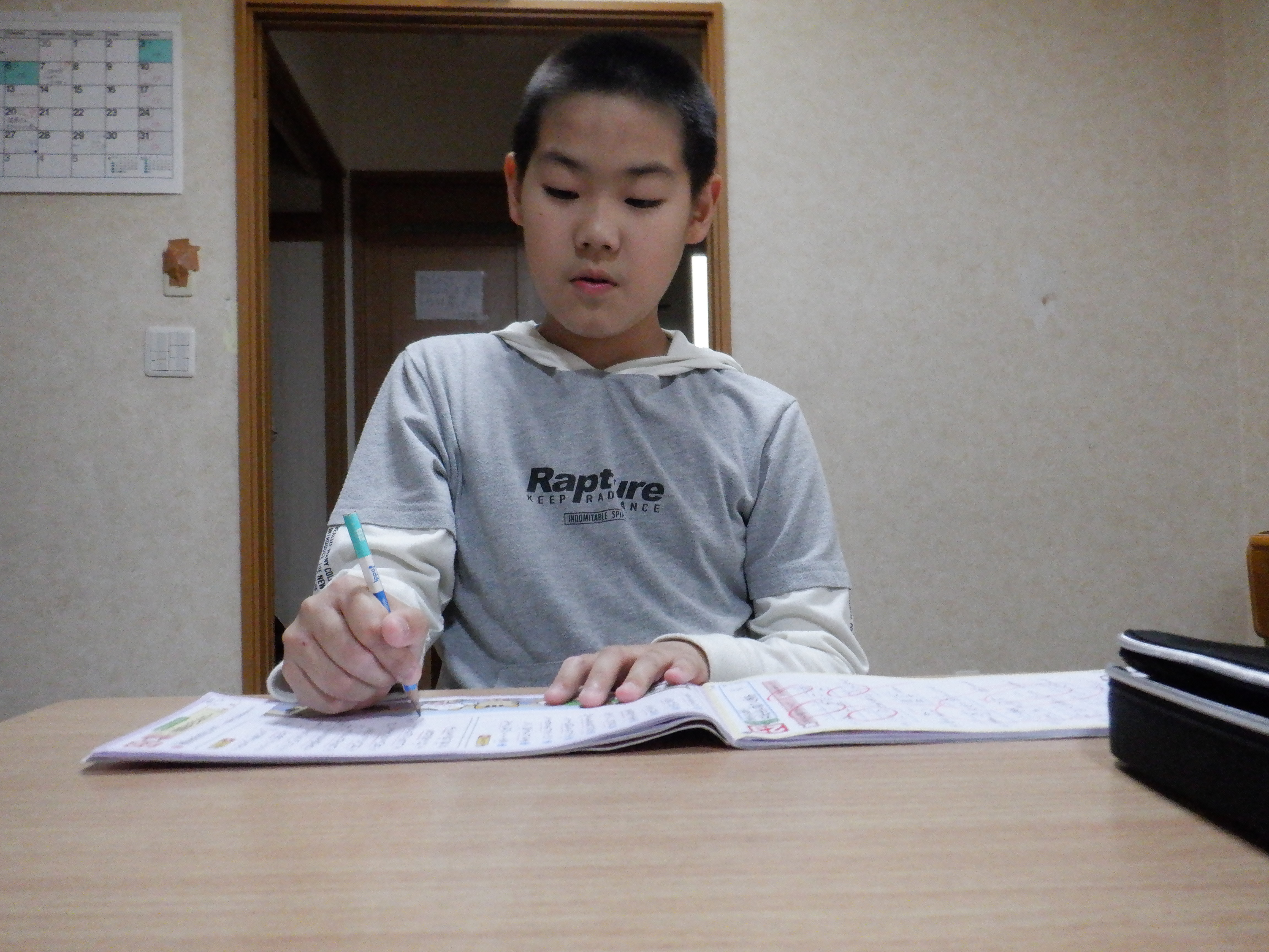 ２学期始まりました　勉強がんばろう　集中して勉強しています。