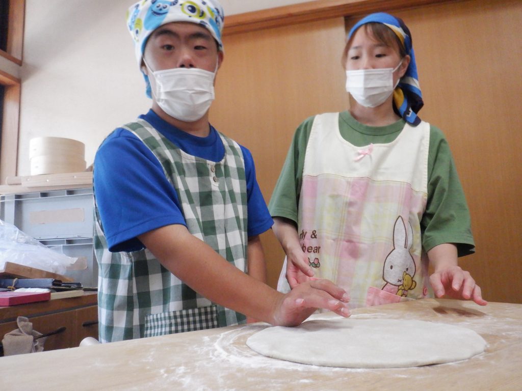 夏休みの思い出　そば打ち体験　麺棒、むずかしい！！