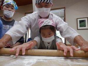 夏休みの思い出　そば打ち体験　本格的そば打ち体験、いろいろなことにチャレンジ！！