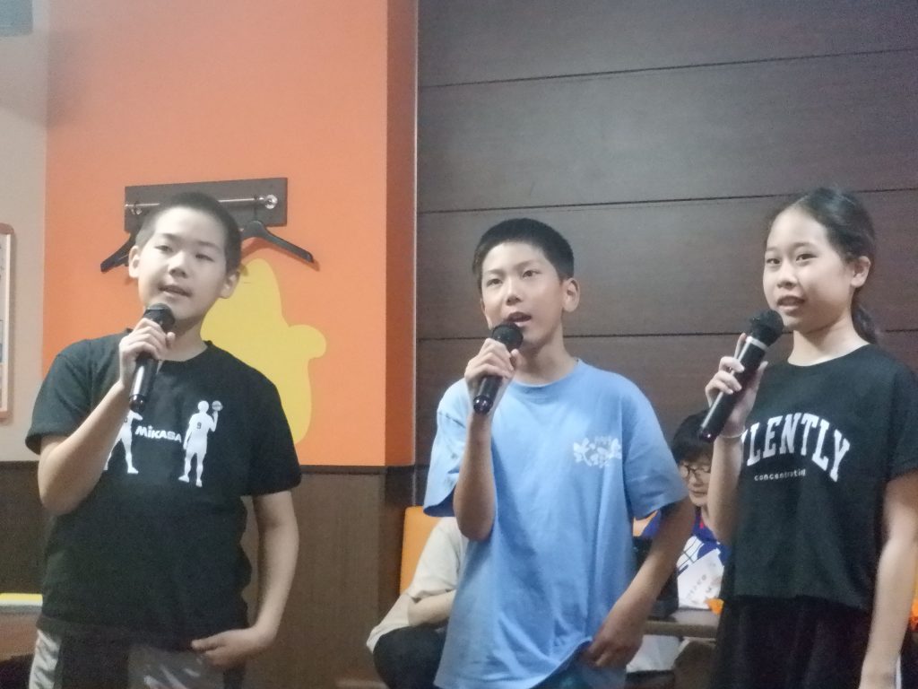 夏休みの思い出　カラオケ大会　同級生トリオ、熱唱です！！