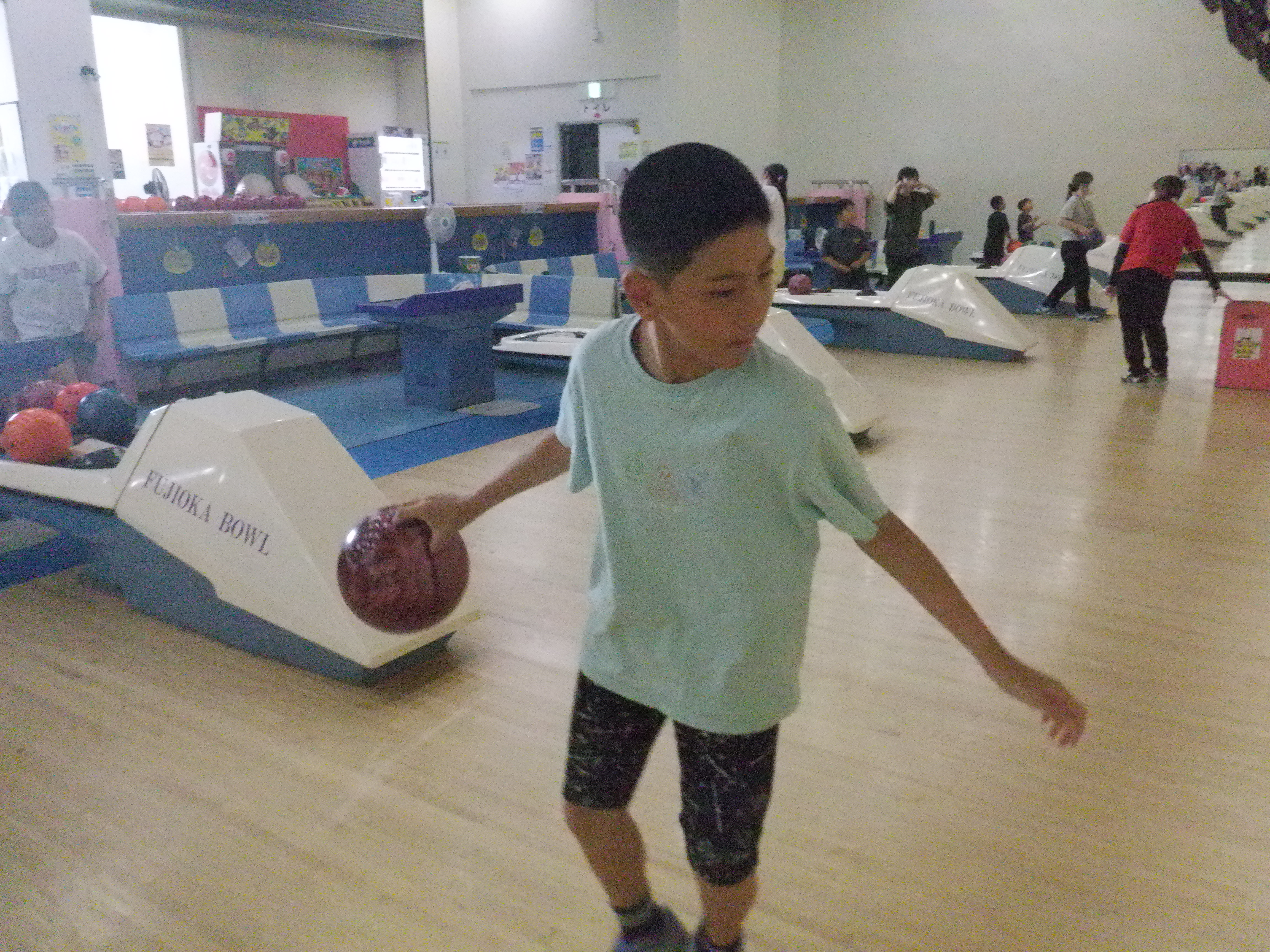 夏休みの思い出　ボーリング　初めてのボーリング、ドキドキ！！