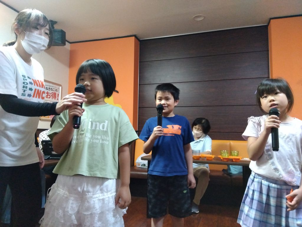 夏休みの思い出　カラオケ大会　恥ずかしがりやさんも友だち歌えば大丈夫。　
