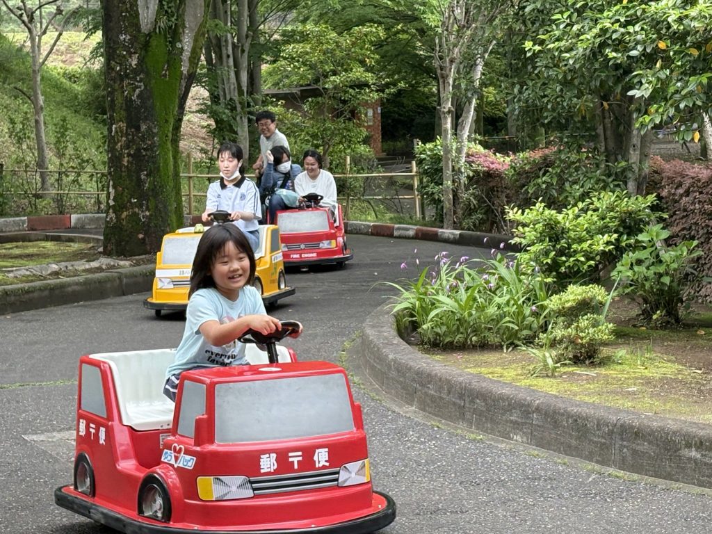夏休みの思い出　遊園地でカートレース。