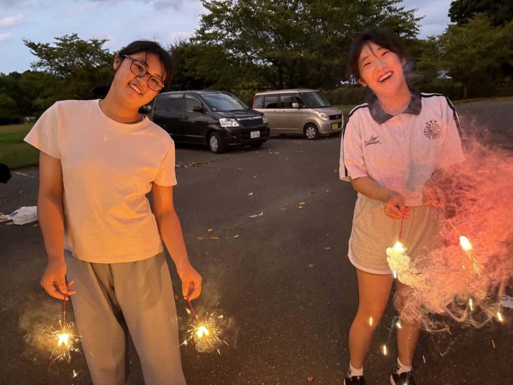 夏休みの思い出　花火　今日はスイカを食べて、花火を楽しみました。