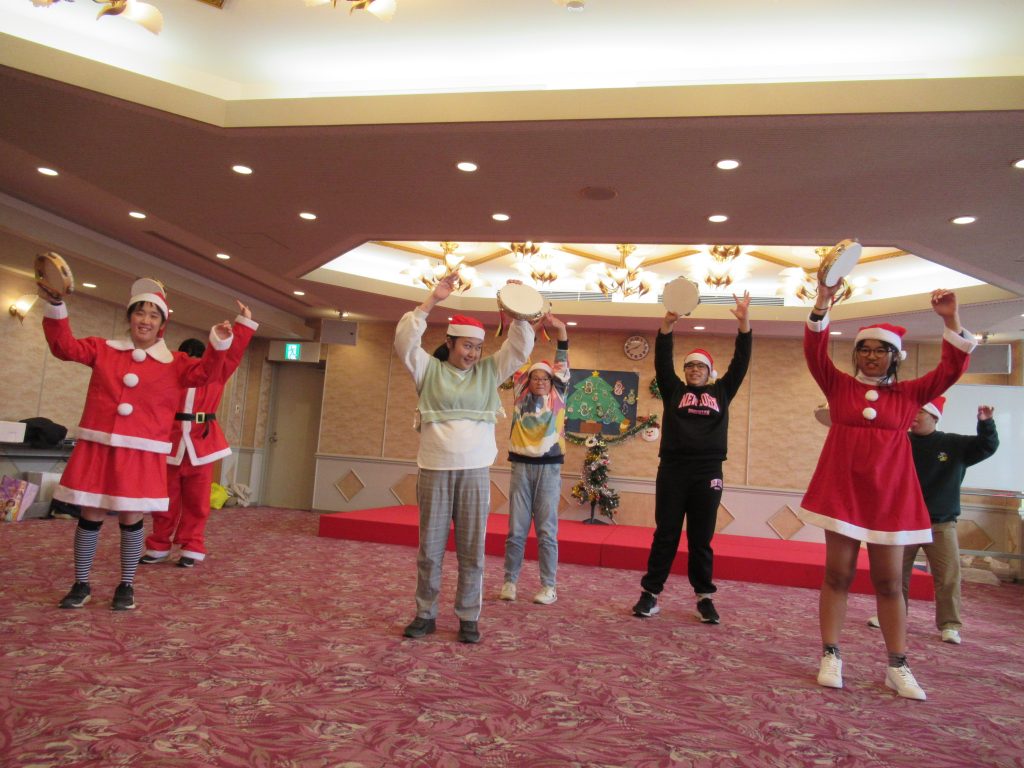 クリスマス会　オープニングは勉強後に練習してきた楽器＆リズム。