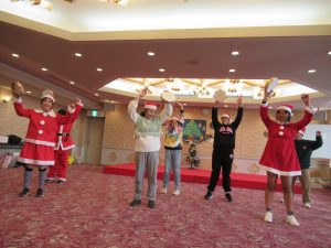 クリスマス会 オープニングは勉強後に練習してきた楽器&リズム。