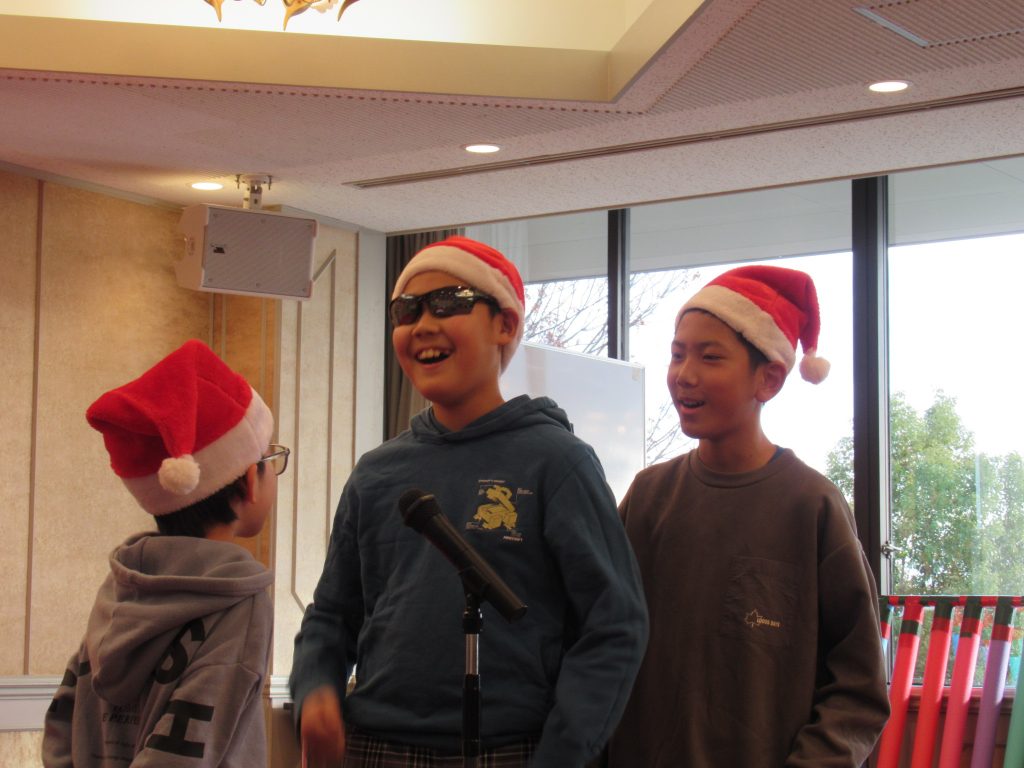 クリスマス会　パフォーマンス　トリオでコント、息ぴったり！！