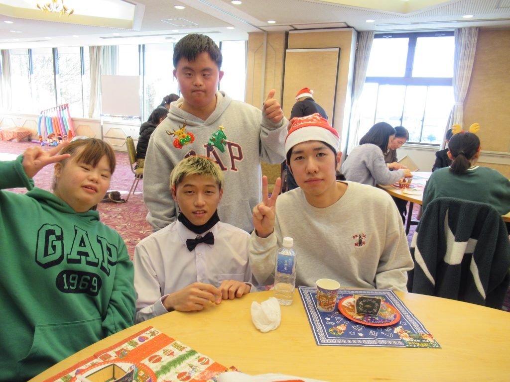 クリスマス会　たくさんの卒業生が会場のセッティングしてくれました　ありだとう。