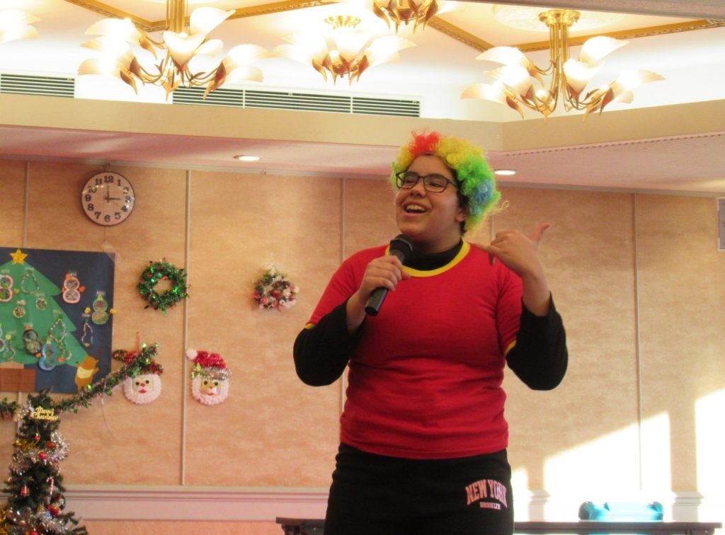 クリスマス会　パフォーマンス　漫才、みんな爆笑！！