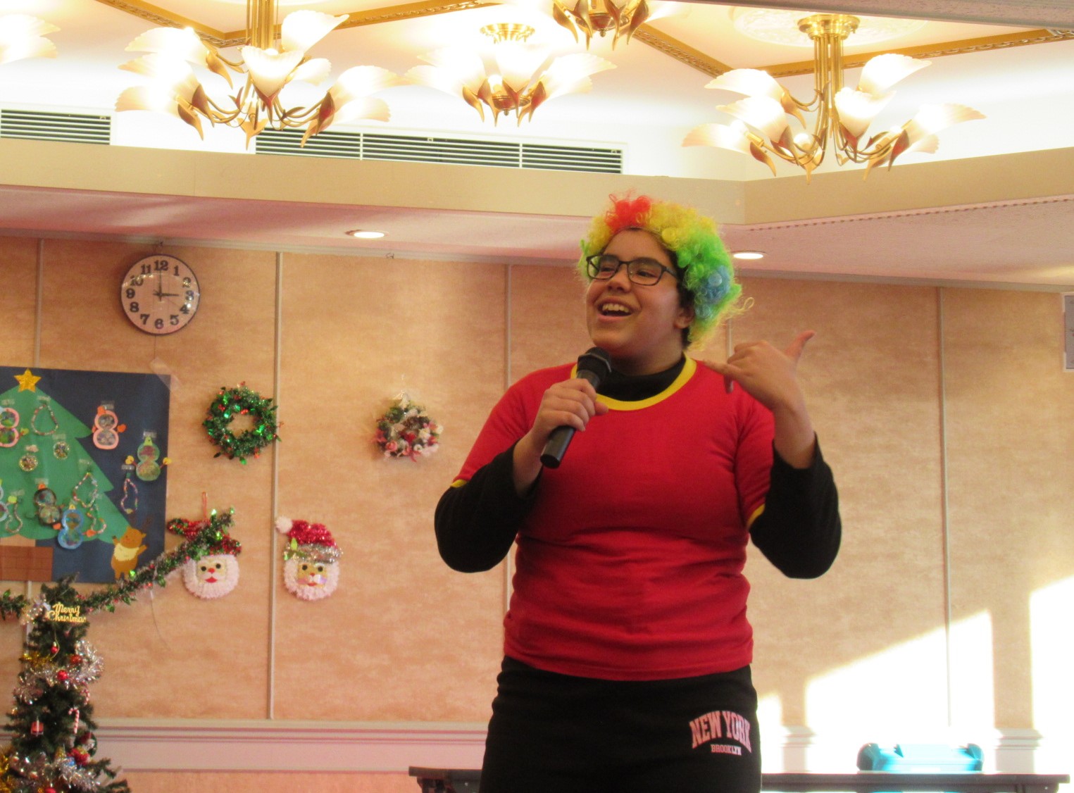 クリスマス会　パフォーマンス　漫才、みんな爆笑！！