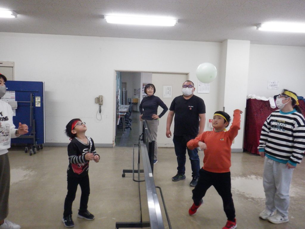 風船バレー　盛り上がる風船バレーはレクリエーションの定番です。