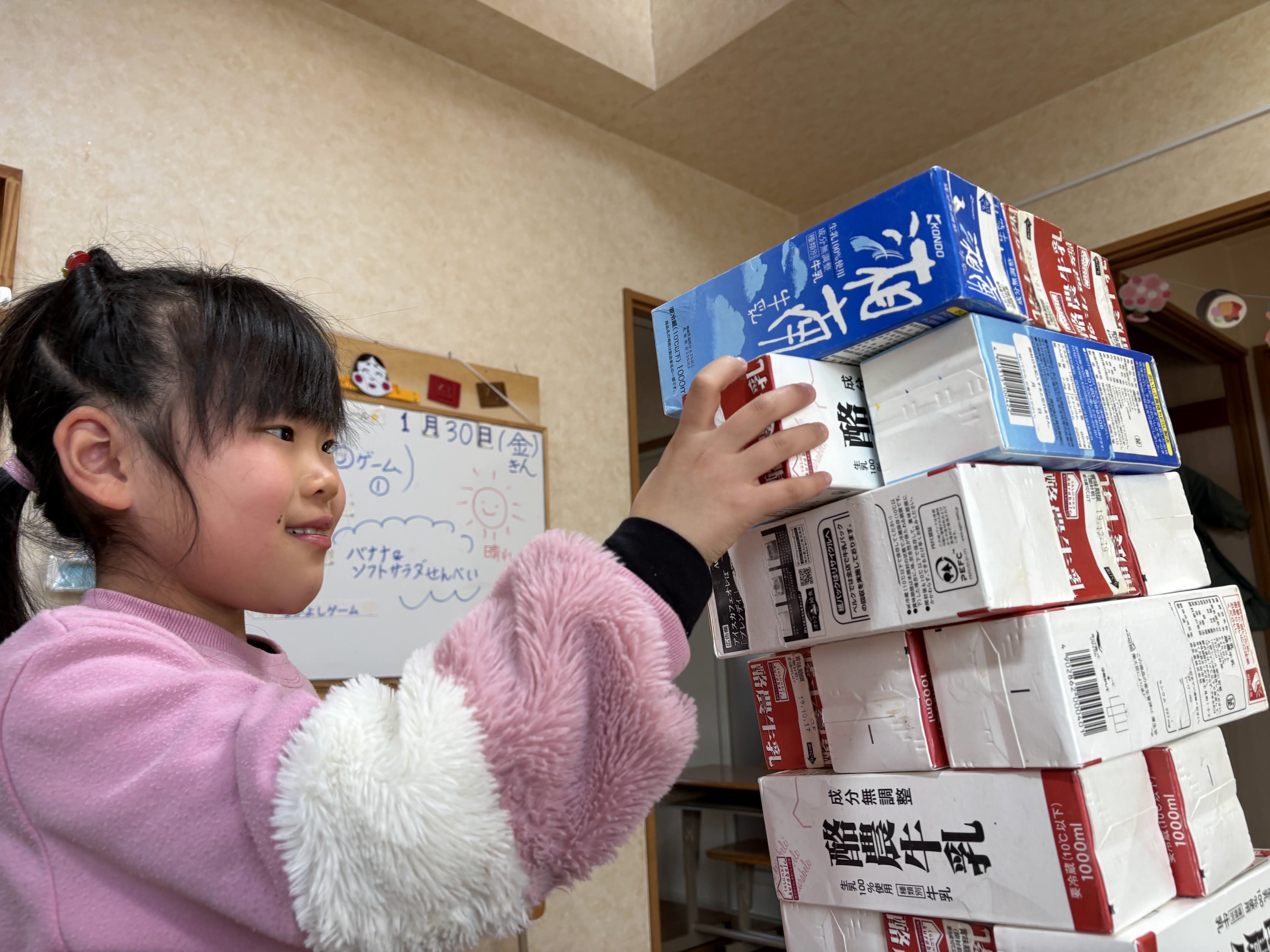 ジェンガ　牛乳パックでジェンガ　考えて高く積もう。