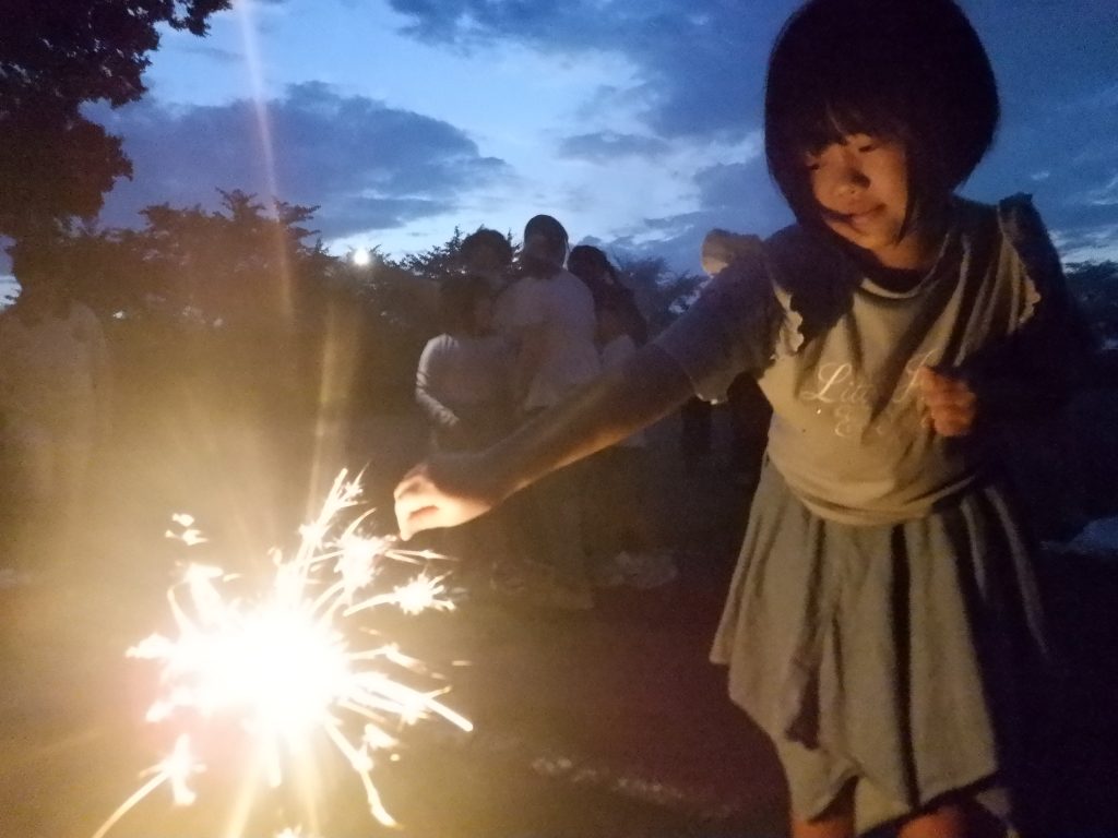 夏休みの思い出　花火　夏休みの終わり、みんなで花火をしました。