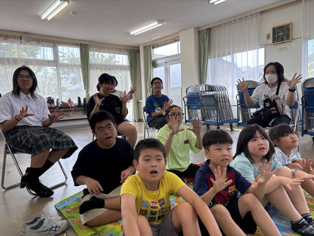 夏休みの思い出　読み聞かせ　保護者さんが、みんなに読み聞かせをしてくれました。　